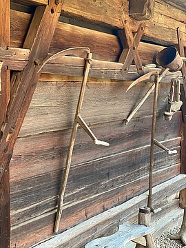 Banner Sensenmähkurs im Freilichtmuseum Massing